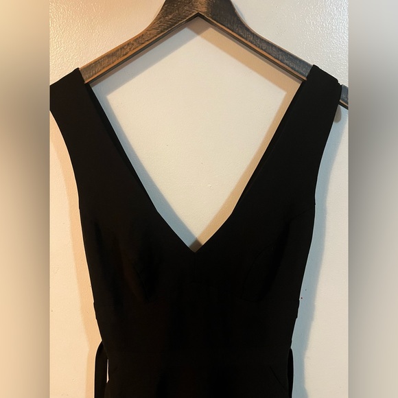 cue Plunging V Neck Sleeveless Babydoll with Pockets - Picture 13 of 14